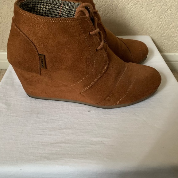 Shoes - Picture 2 of 6